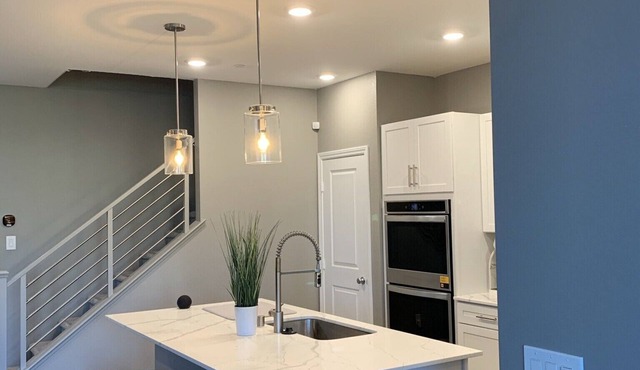 Beautiful Luxury Townhouse W/Fast Wi-Fi & Free Parking