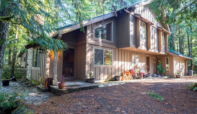 Beautiful mountain cabin, close to the river!