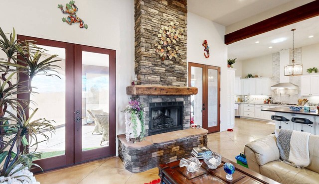 Beautiful mountain view oasis with gourmet kitchen & community pool