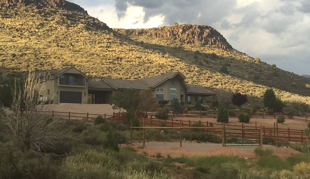 Beautiful quiet ranch retreat on 5 acres with horses, incredible views,