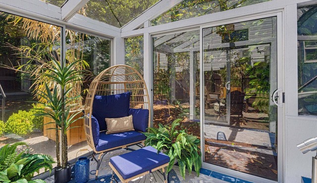 Bella Azul - Charming Home Minutes from Campus