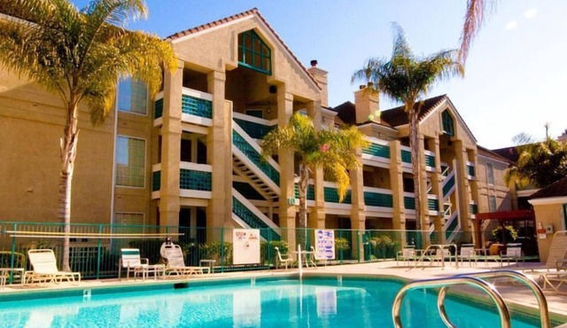 Best Place to Unwind! THREE Relaxing 2BR Suites, Outdoor Pool, Pet-friendly!