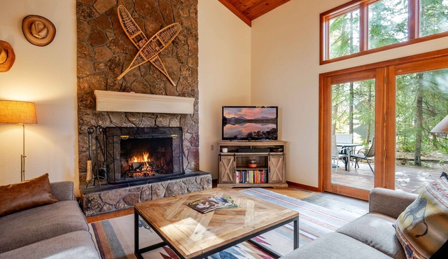 Black Butte Ranch Retreat w/Hot Tub & EV Charger