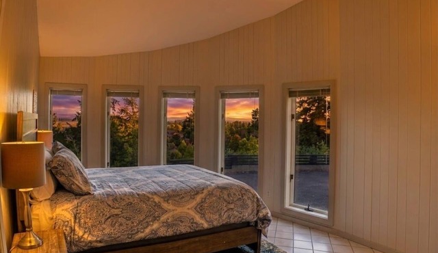Blocks from the University of Oregon with gorgeous views of the City of Eugene