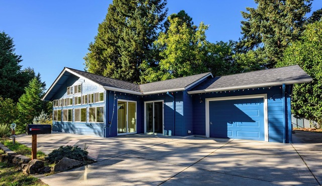 Blue House: country living close to everything