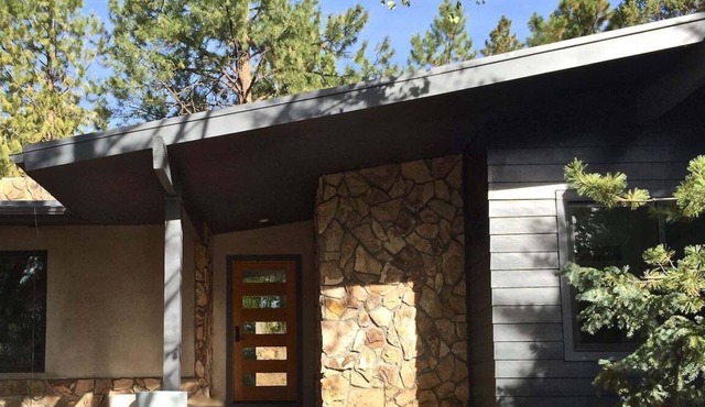 Bluebird Day - Stargazer: Spacious 4BR home in Bend with hot tub, perfect for family getaways!
