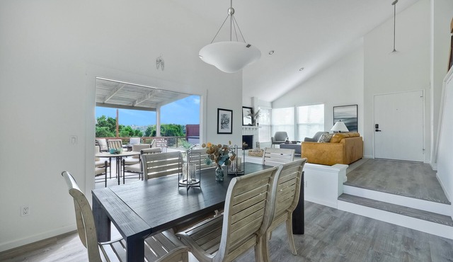 Bluff House Retreat w/panoramic views, luxury bedding & 2 miles from the ocean.