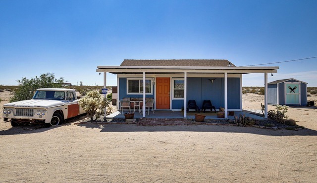 Boho Bungalow w/Hot Tub: 16 Mi to Joshua Tree NP