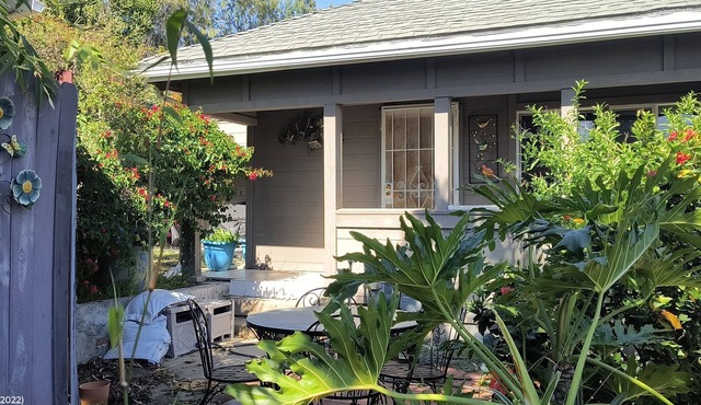 Boho-Chic Bungalow: 5 Mins to Downtown & Airport spacious one bedroom San Diego