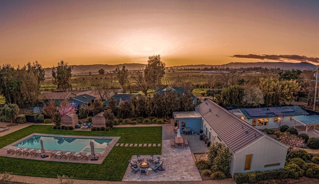 Boho Mod Farmhouse Estate Sonoma Pool Spa Bocce Close to Napa