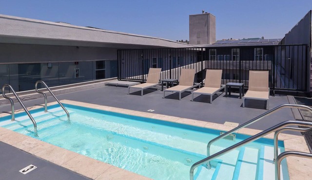 Boutique 1 Queen Stay w/On-Site Restaurant + Panoramic Views
