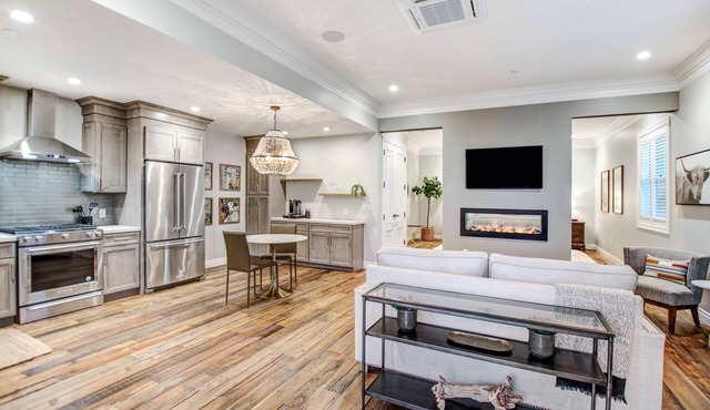 Brand New 1 Bedroom Luxury Bungalow steps from Sonoma Plaza