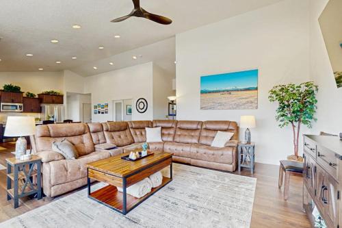 Brand-new beautiful home with private hot tub & mountain views