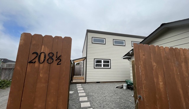 Brand New, Quaint 2 bedroom in Eureka. Walking distance to Henderson Center