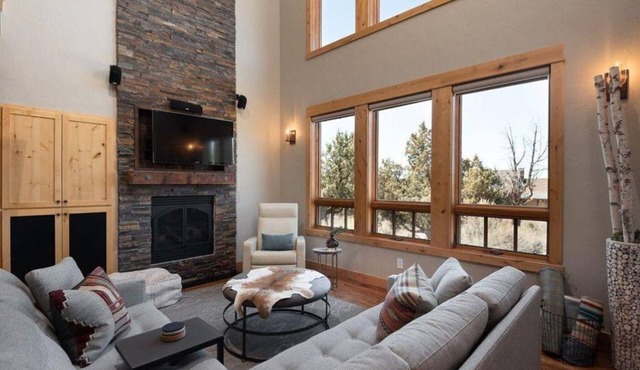 Brasada Ranch 2-Story Cabin with Loft; Sleeps 6