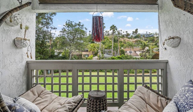 Breeze & Bridle Comfy Condo WFH near Beach, Pool and Racetrack