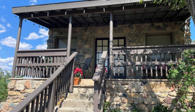 Bridge View Charming 1-bedroom apartment with WiFi and AC in tranquil Prescott