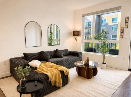 Bright Condo 10 Min from Disneyland With Pool & GYM