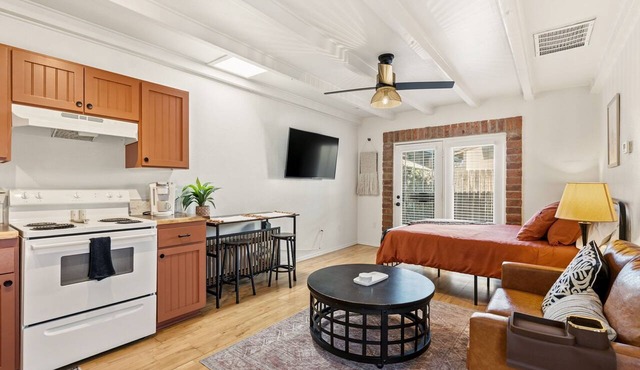 Bright Private Studio with Great Outdoor Space - Walk to UofA - No Cleaning Fee
