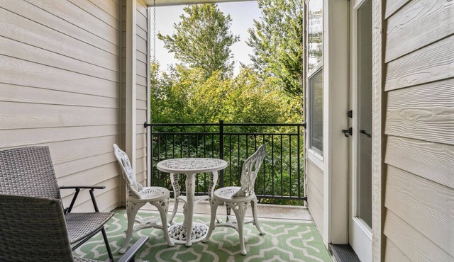 Bright West Linn 2BR w/Free Parking & In-Unit W/D, by Blueground