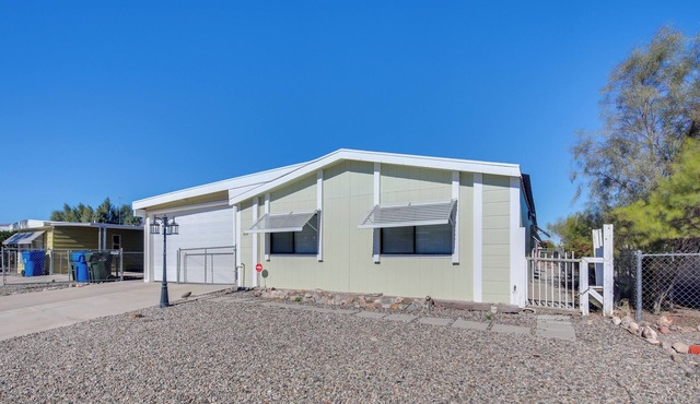 Bullhead City Home w/Fire Pit - Walk to CO River!