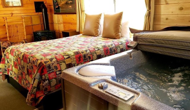 CABIN #6 -SWEETHEART'S COTTAGE (JACUZZI & FIREPLACE)