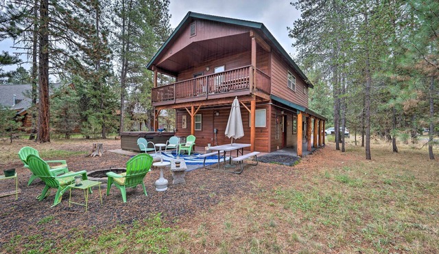 Cabin w/AC, Hot Tub, Deck, Oversized Parking