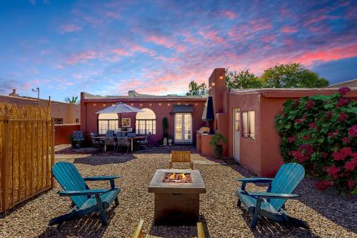 Cactus Cavern - Charming Basement Studio Guesthouse 2 Blocks from UofA in Tucson