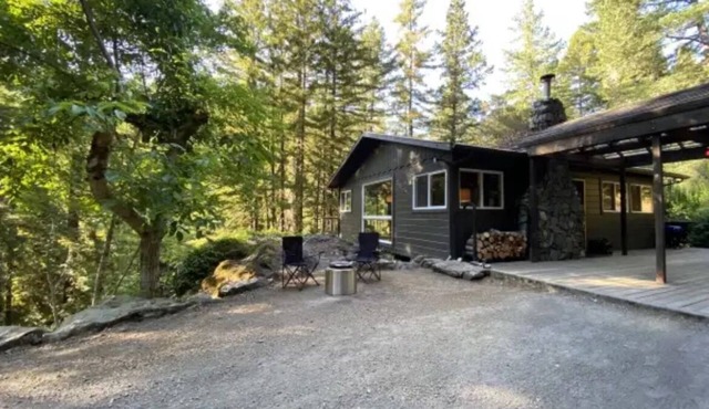 "CAMP CAZ" RUSSIAN RIVER CABIN WITH OUTDOOR TUB AND FIREPLACE