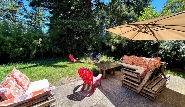 Cascading Stream Oasis: 4BR Near SeaTac Airport with Air Conditioning