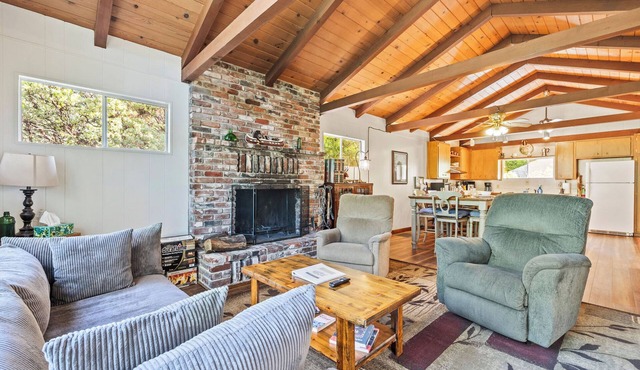 Cedar Pine Cottage | Relaxing Cozy 2BR Cabin