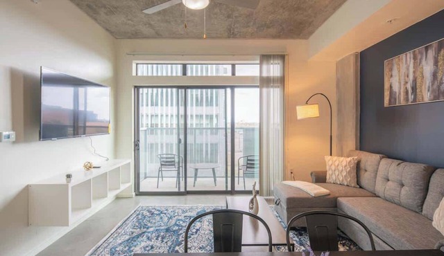 Central Downtown PHX | Pool, Gym, Parking, Balcony