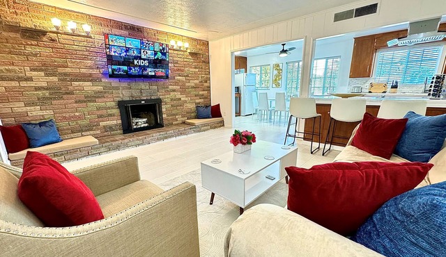 Central Location+Cozy+Spacious 4 Bedroom, 2 Bathroom, 2 Kitchen, 2 LivingRoom