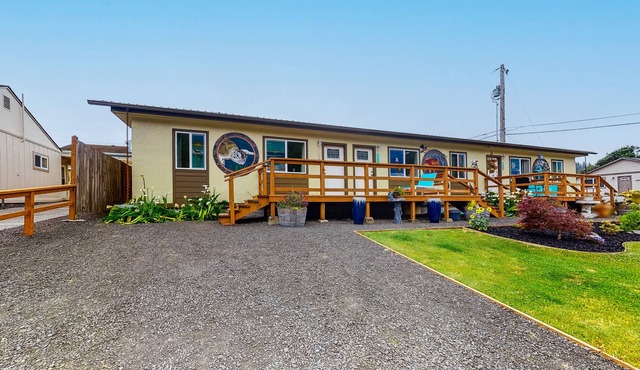 Centrally located condo w/ large deck - near the dunes, 1 dog OK!