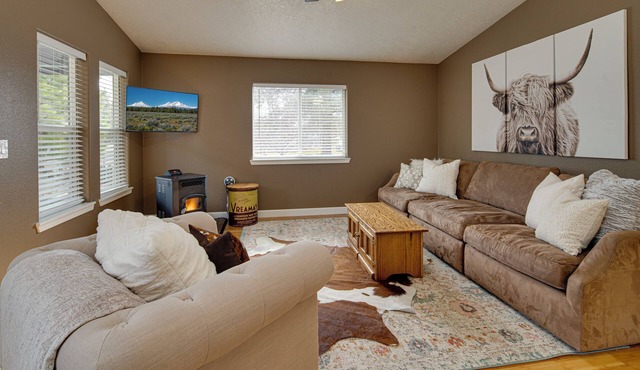 Charming 2-bedroom condo walking distance from cozy & quaint downtown Sisters.