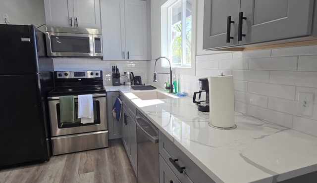 Charming 2-bedroom house with King bed, WiFi, AC in fantastic Portland