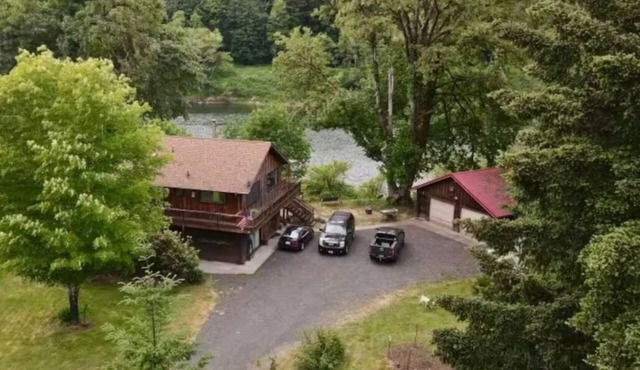 Charming 3-bedroom house in peaceful Scottsburg with AC, WiFi