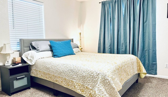 Charming 3-bedroom house with WiFi and AC in tranquil Pima Peach Cottage.