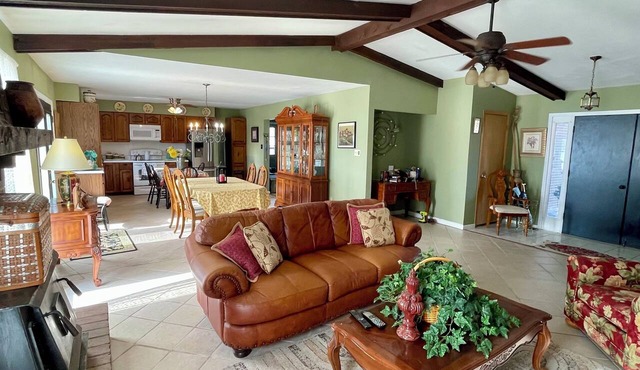 Charming 3-bedroom , 2 bath house with A/C, Fast WiFi, pet friendly
