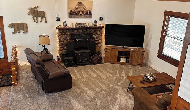 Charming and Cozy~Downtown location~Spacious~Playroom~Big Yard~Remodeled~