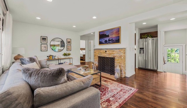 Charming Centrally Located 2-bedroom House With Beautiful Valley View
