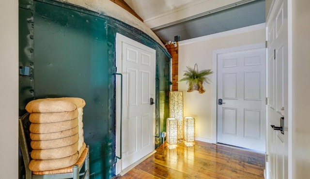 Charming Converted Railcar Studio in Joplin!