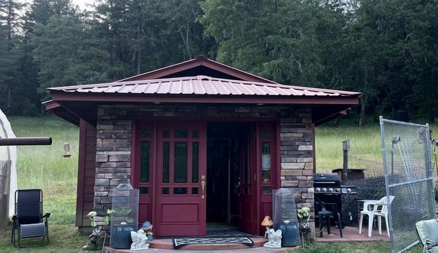 Charming Garden Cottage with 155-Acre Forest Retreat Near Wolf Creek, Oregon