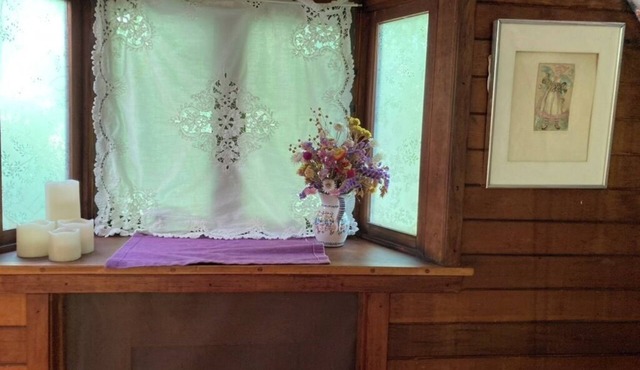 Charming Gypsy Caravan in private yard near university, downtown and river park