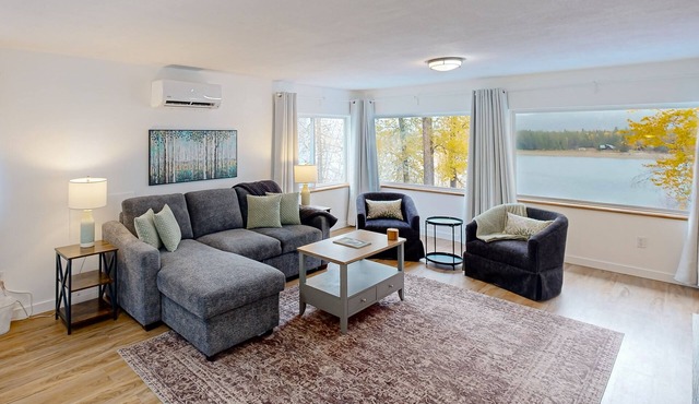 Charming home with river views, spacious patio, BBQ, WiFi and streaming