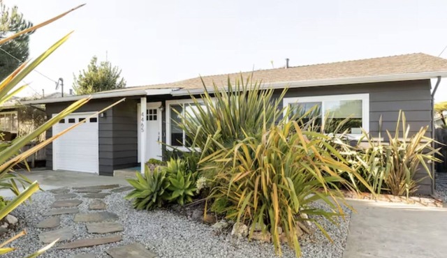 Charming Pleasure Point Home-1 Block from Private’s Beach w Hot Tub & Bikes