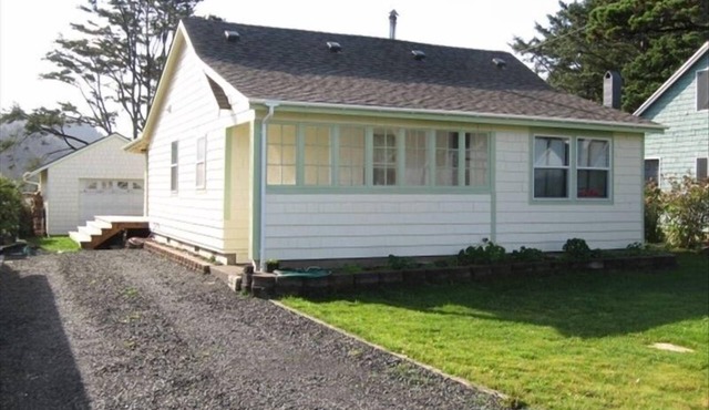 Charming Renovated 1922 Bungalow in Heart of Yachats Village