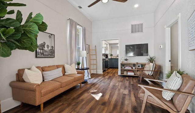 Charming Upstairs 3BR: Minutes from DT Sacramento!