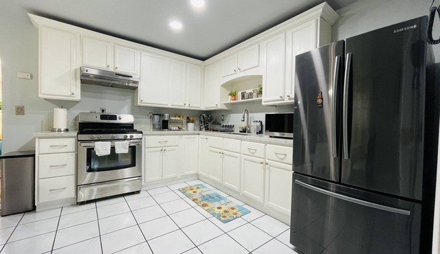 Cheerful 3 Bedrooms/FREE parking/Close to Downtown
