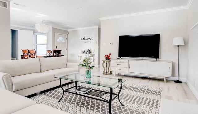 Cheerful 4-bedroom 3 bath villa with hot tub